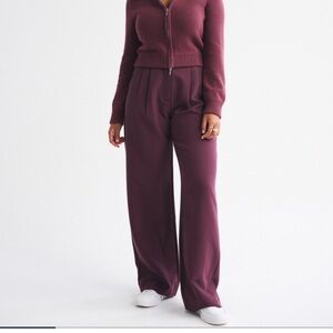 Women’s A&F Curve Love Sloan tailored pant 
Size: 31 
Color: Red Wine
